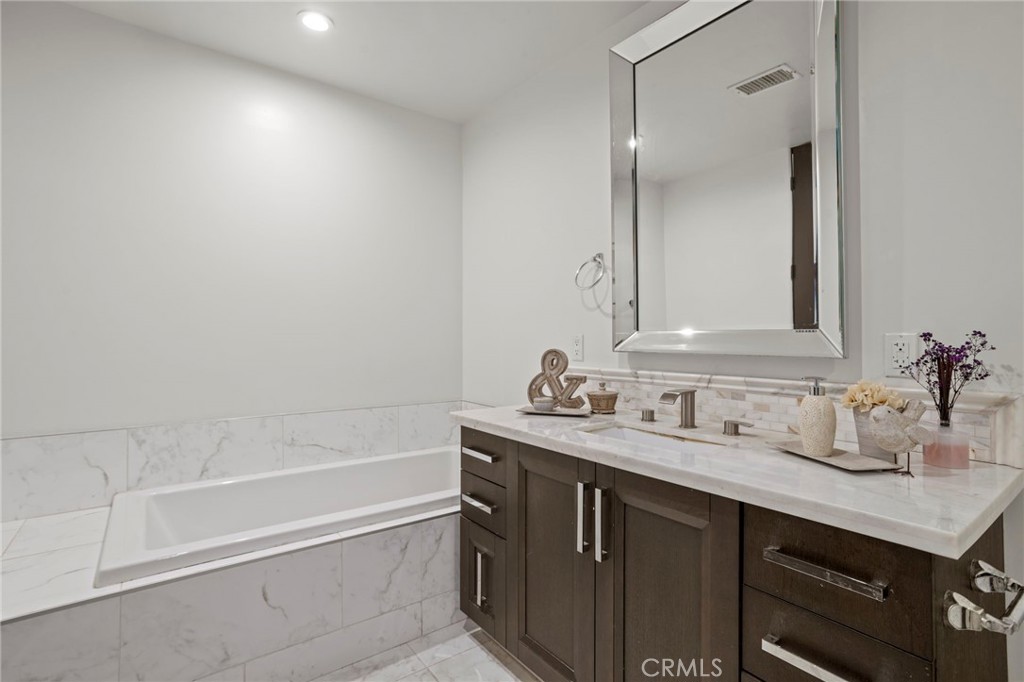 Residential for sale at 10523 Ashton 101, Los Angeles CA featuring 3 beds and 3 baths