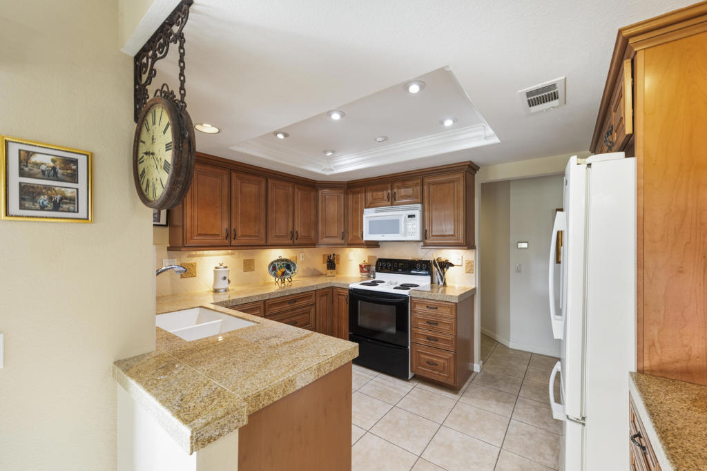 Residential for sale at 41350 Kansas Street 5019, Palm Desert CA featuring 2 beds and 2 baths