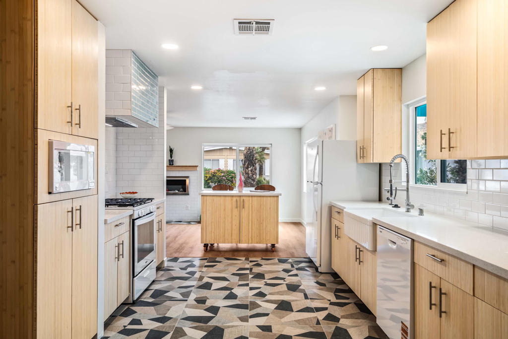 Manufactured In Park for sale at 117 Aliso Drive, Palm Springs CA featuring 2 beds and 2 baths