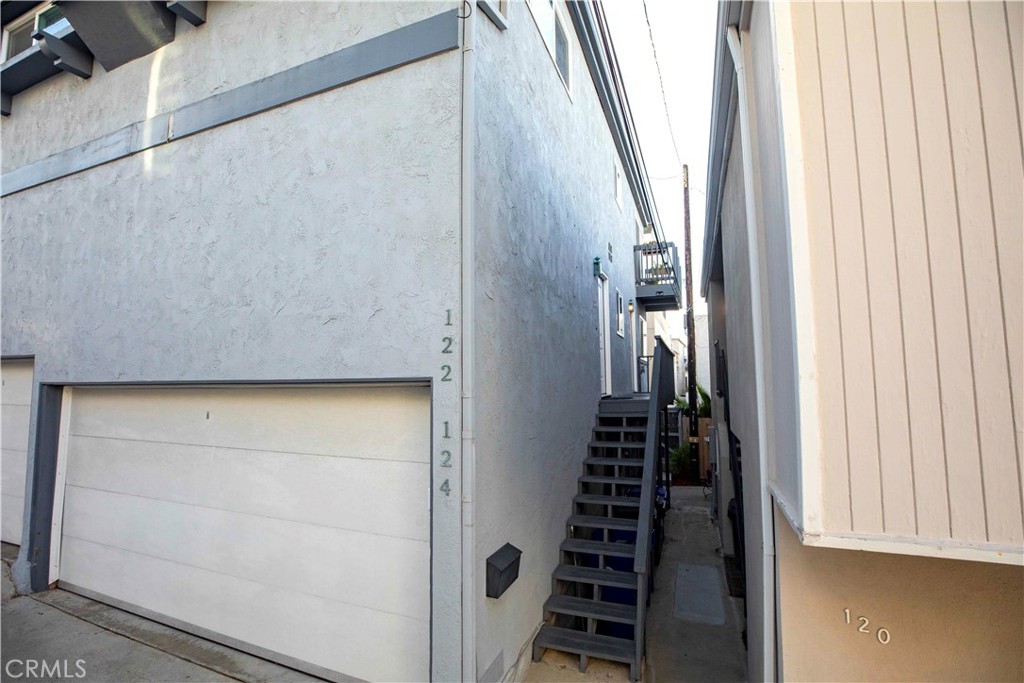 Residential Lease for rent at 122 El Porto, Manhattan Beach CA featuring 1 bed and 1 bath