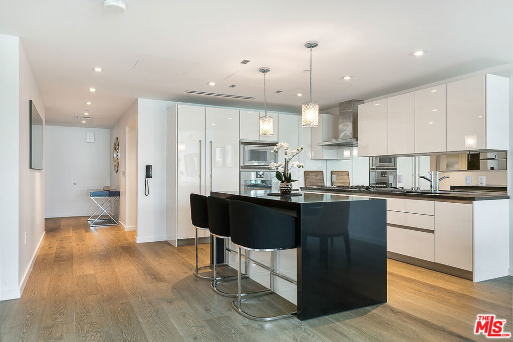 Residential Lease for rent at 9000 W 3rd Street 204, Los Angeles, Los Angeles County, CA featuring 2 beds and 3 baths