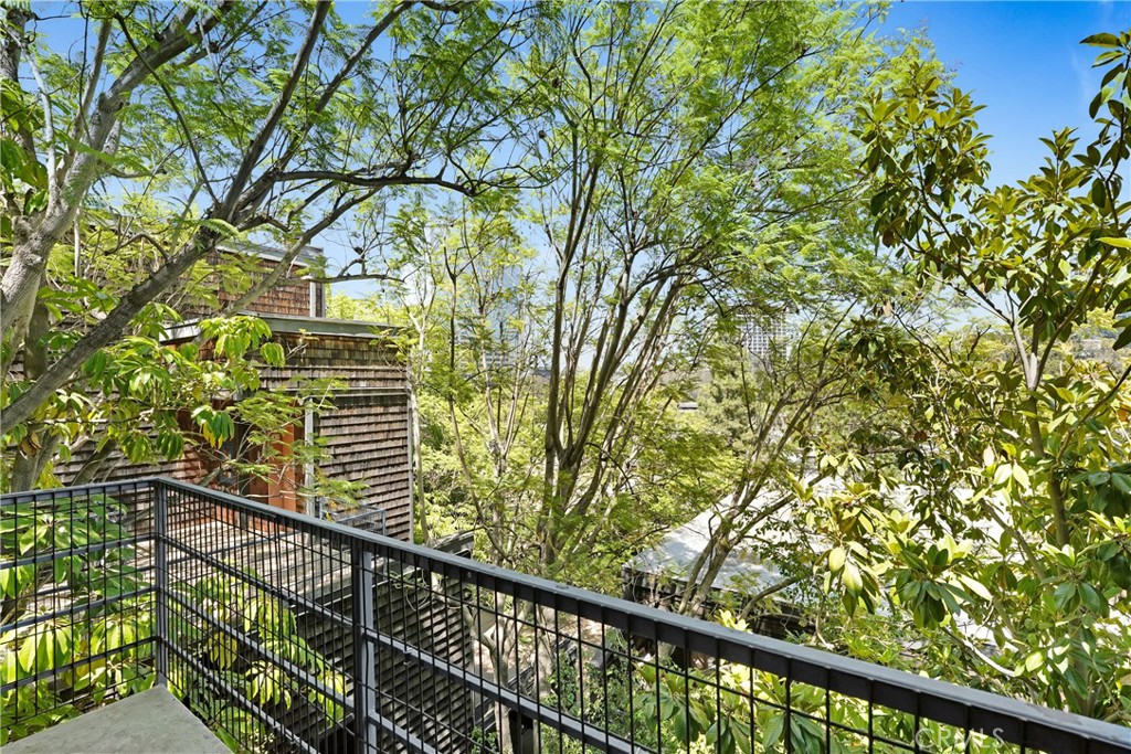 Residential for sale at 3884 Fredonia Drive F, Los Angeles CA featuring 2 beds and 3 baths