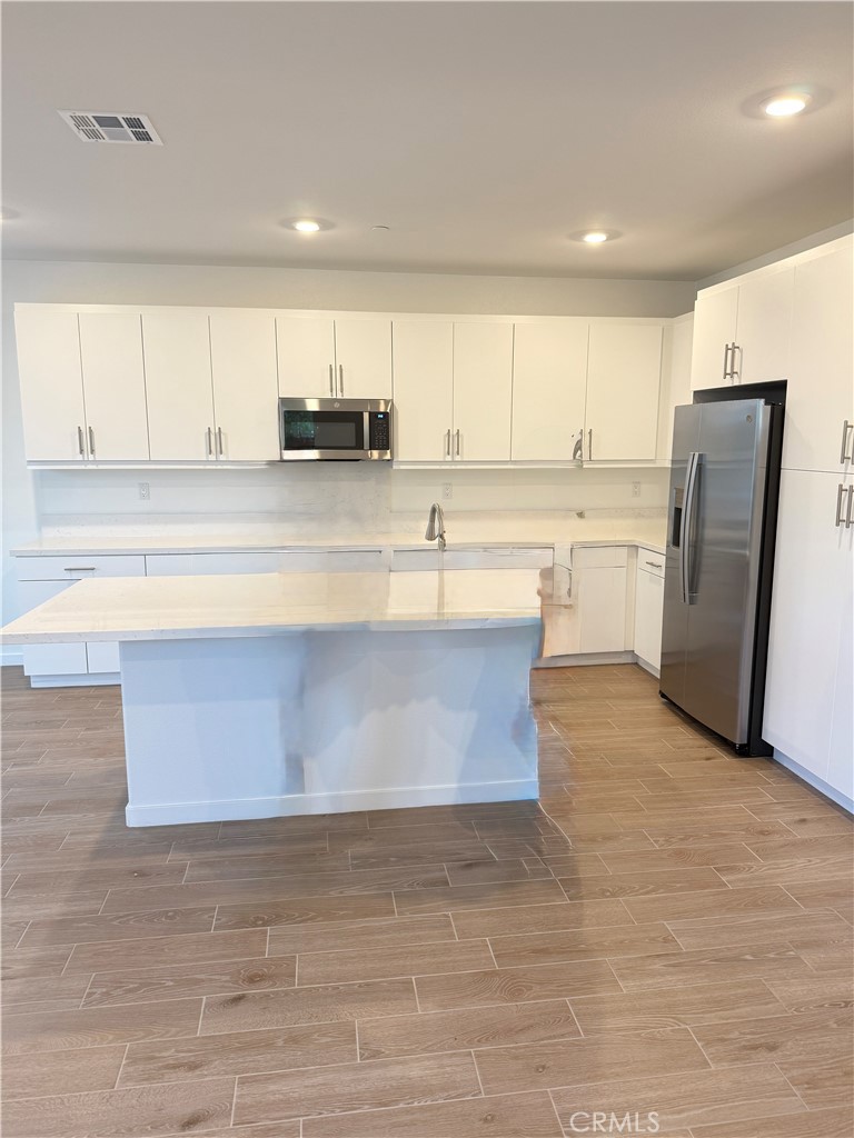 Residential Lease for rent at 16617 Shallot, Fontana CA featuring 5 beds and 3 baths