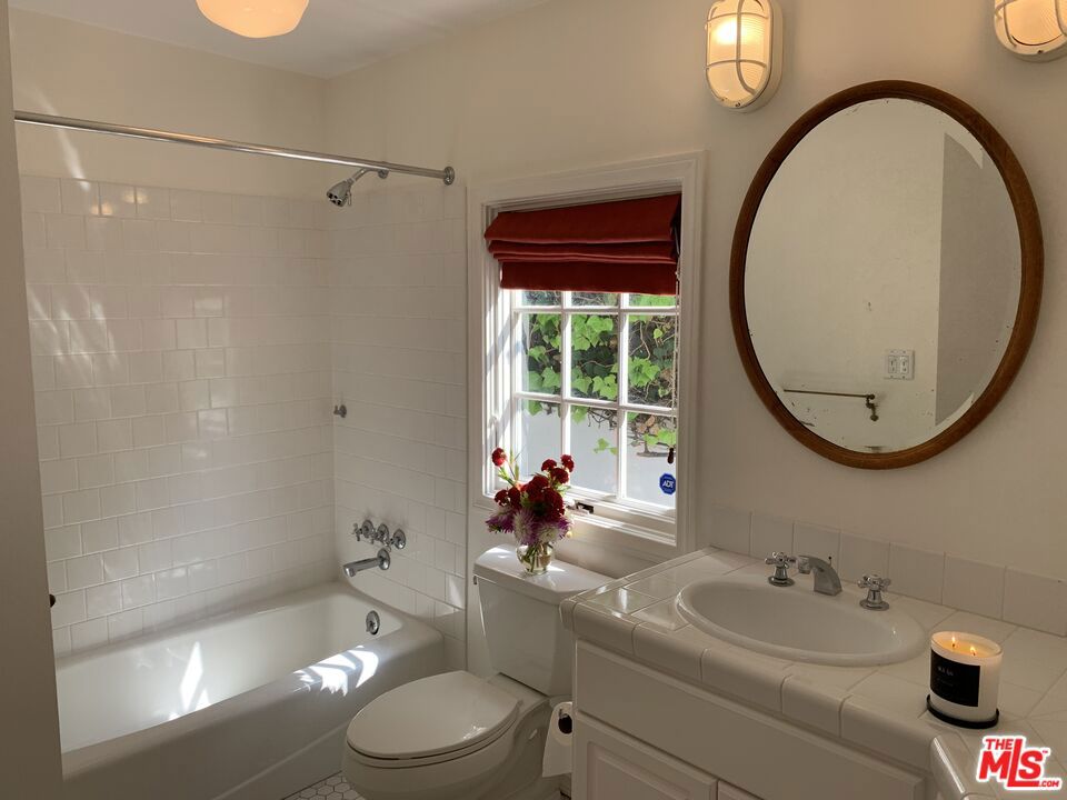 Residential Lease for rent at 8050 Mulholland Drive, Los Angeles, Los Angeles County CA featuring 4 beds and 5 baths