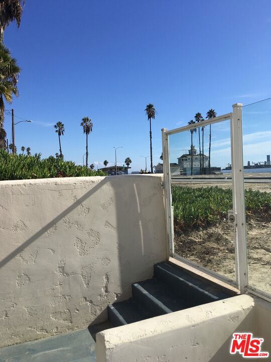 Residential Lease for rent at 25 15th Place 101, Long Beach CA featuring 3 beds and 2 baths