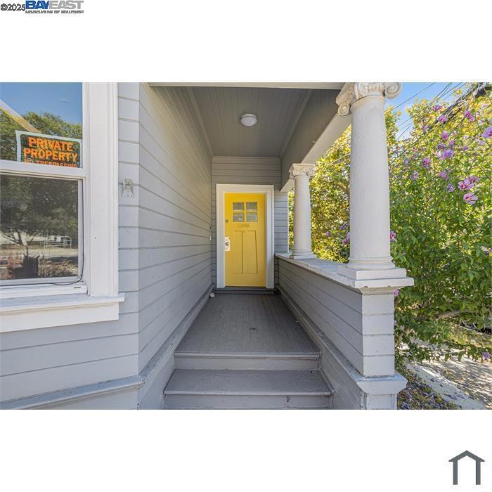 Residential Lease for rent at 193 W Mc Arthur Blvd, Oakland CA featuring 3 beds and 2 baths