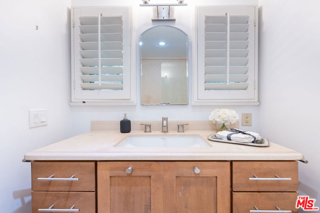 Residential Lease for rent at 2559 HUTTON Drive, Beverly Hills CA featuring 3 beds and 2 baths