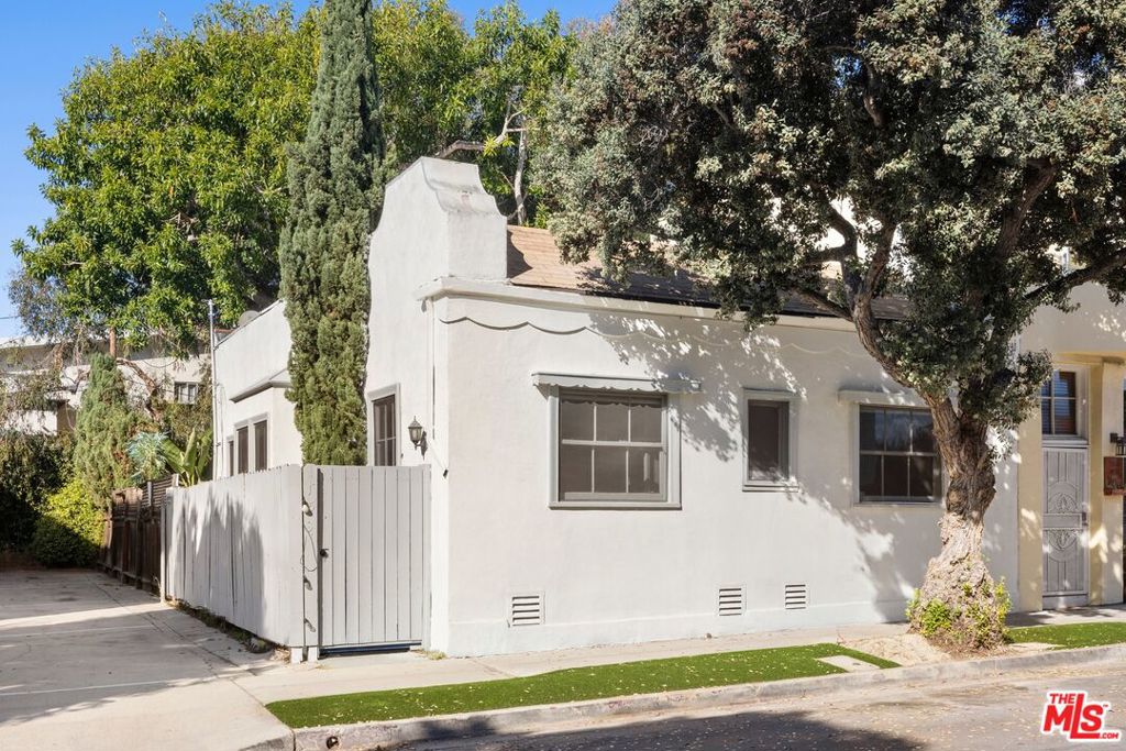Residential Lease for rent at 153 Hollister Avenue, Santa Monica, Los Angeles County CA featuring 3 beds and 2 baths