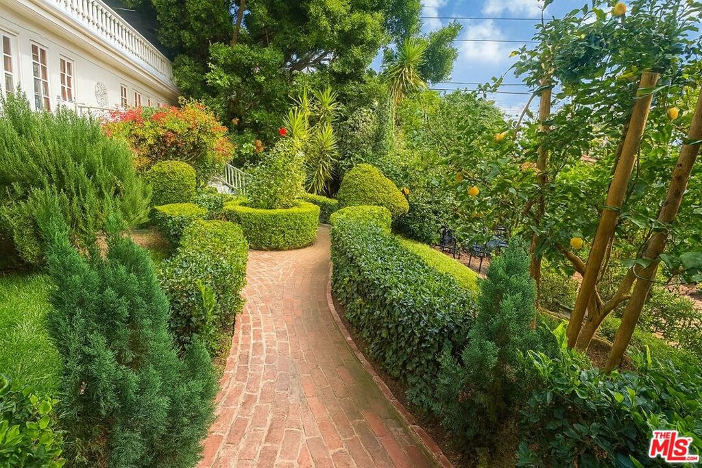 Residential Lease for rent at 8296 Presson Place, Los Angeles CA featuring 1 bed and 1 bath