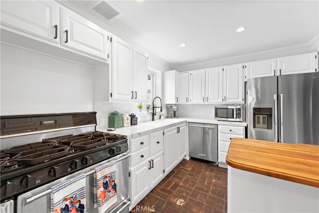 Residential Lease for rent at 224 Amethyst, Newport Beach CA featuring 3 beds and 3 baths