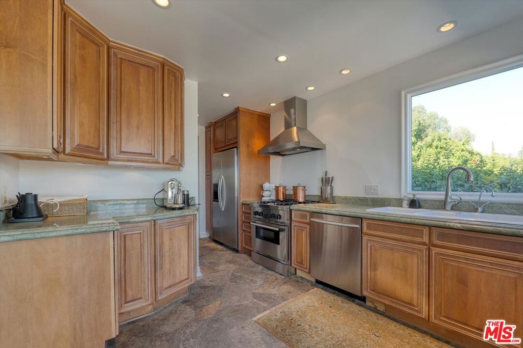 Residential Lease for rent at 1300 Summitridge Drive, Beverly Hills CA featuring 5 beds and 5 baths