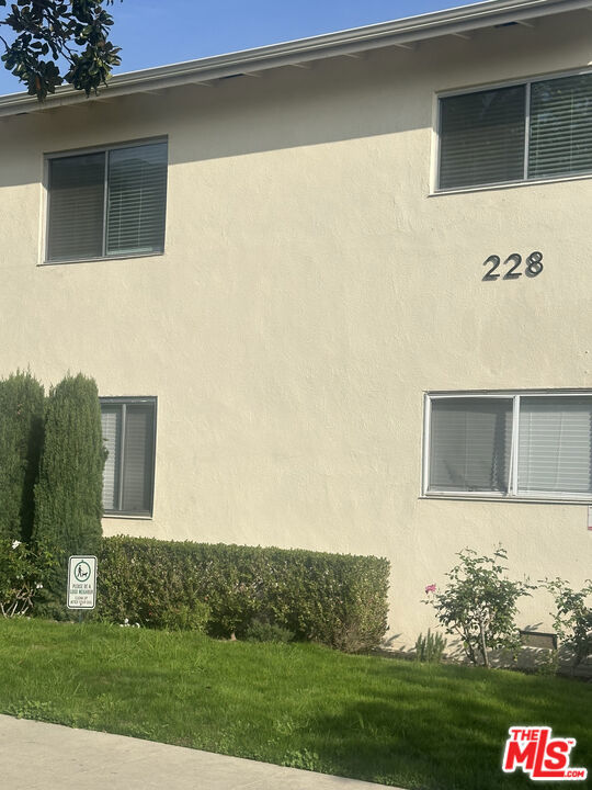 Residential Lease for rent at 228 S Doheny Drive 1, Beverly Hills, Los Angeles County CA featuring 2 beds and 2 baths