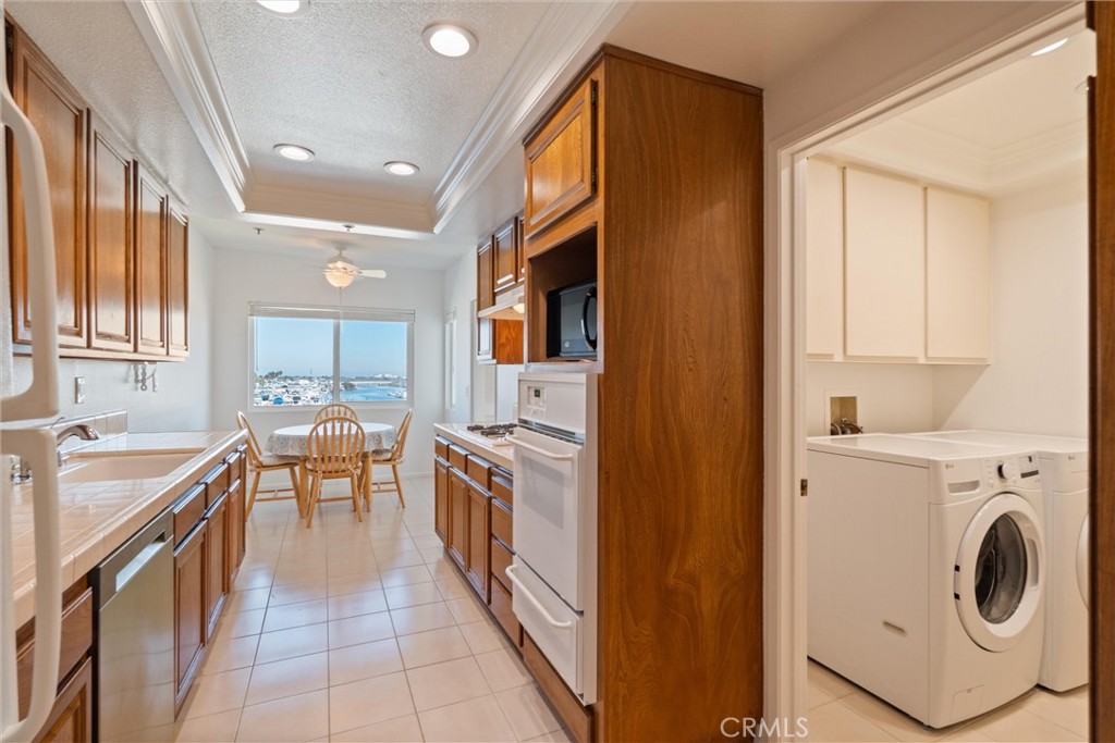 Residential Lease for rent at 2872 Coast Cir 303, Huntington Beach CA featuring 2 beds and 2 baths