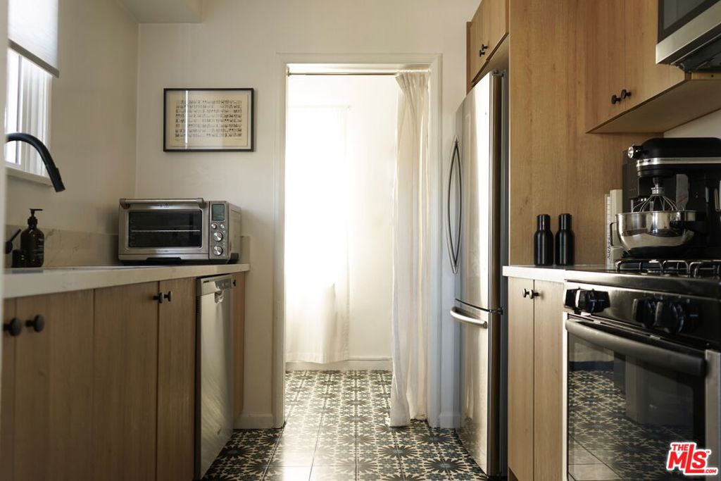 Residential for sale at 5086 Lemon Grove Ave, Los Angeles CA featuring 1 bed and 1 bath