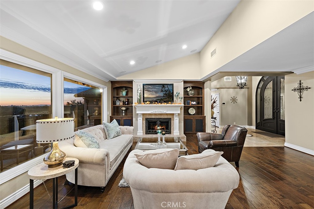 Residential for sale at 1542 La Loma, North Tustin CA featuring 3 beds and 5 baths