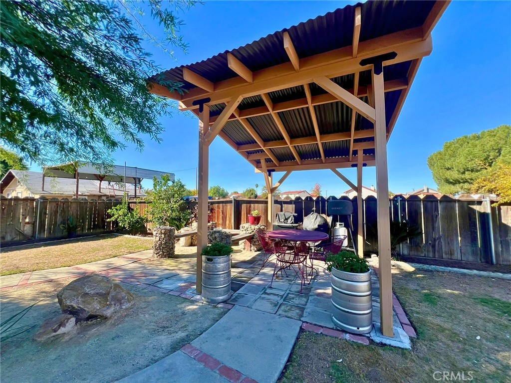 Residential Lease for rent at 174 S Grand Army, San Jacinto CA featuring 2 beds and 1 bath