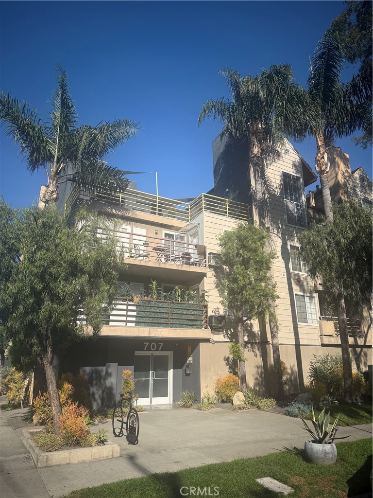 Residential for sale at 707 W 4th 7, Long Beach CA featuring 1 bed and 1 bath