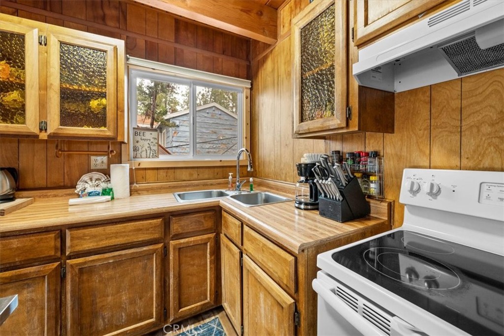Residential for sale at 567 Highland, Big Bear Lake CA featuring 3 beds and 2 baths