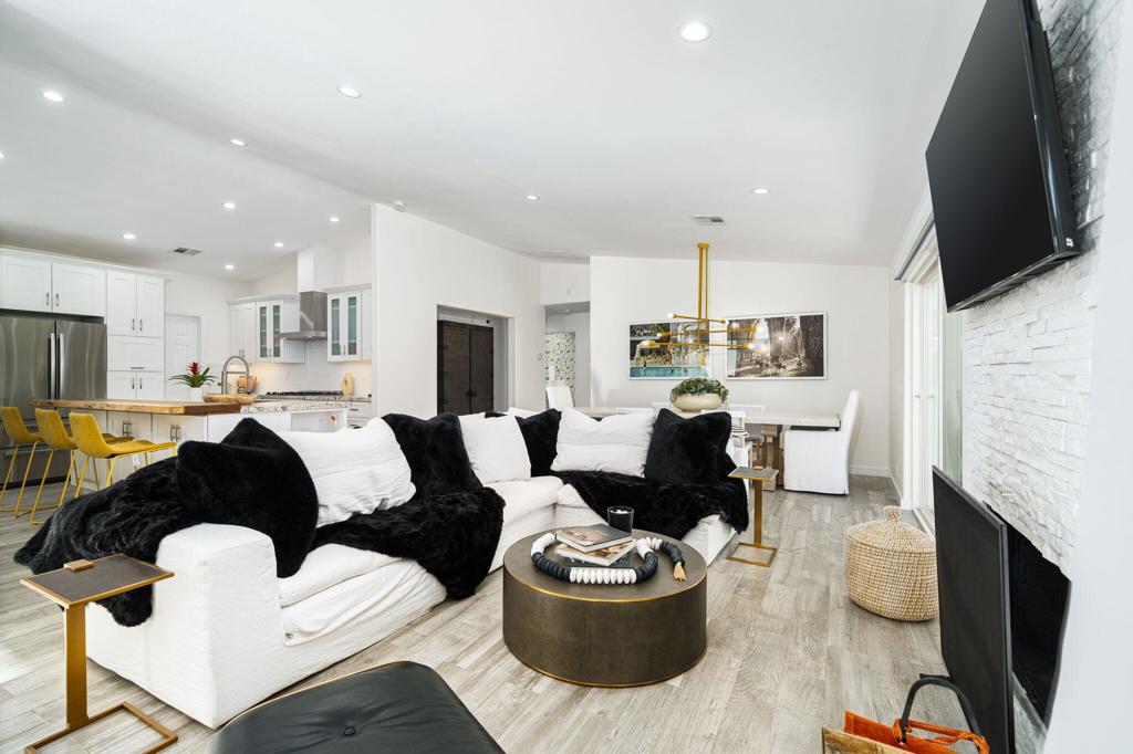 Residential for sale at 54990 Avenida Madero, La Quinta CA featuring 3 beds and 2 baths