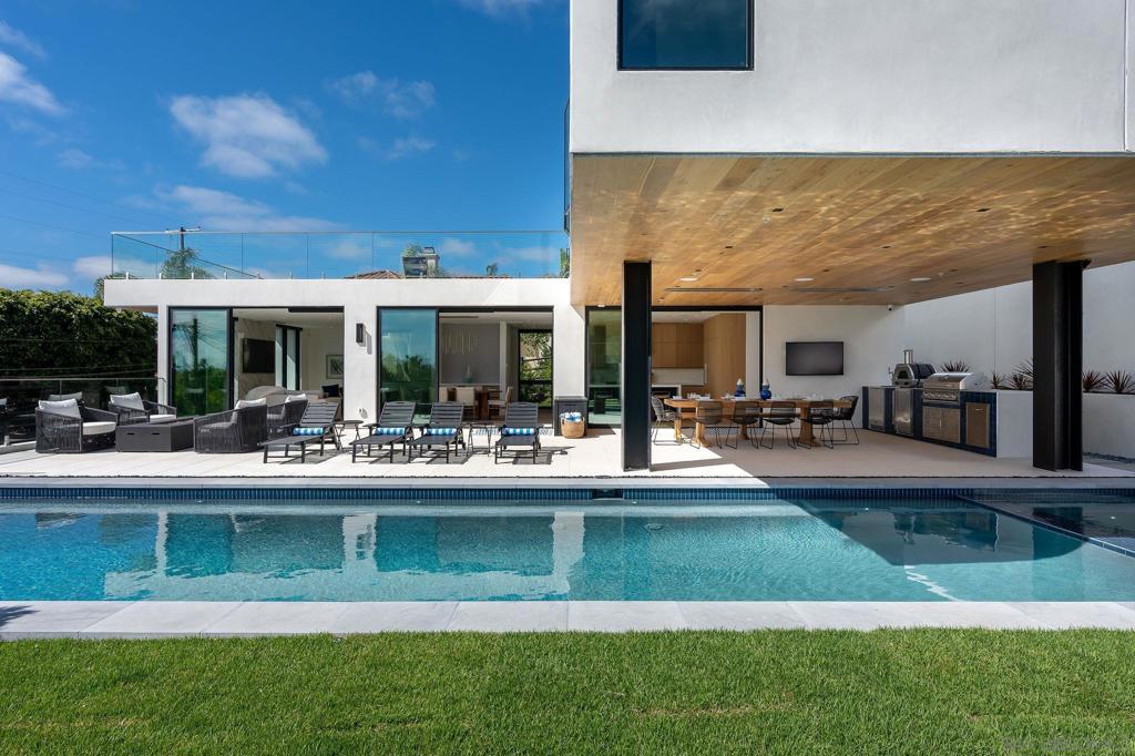 Residential Lease for rent at 1605 Burgundy Rd, Encinitas CA featuring 4 beds and 5 baths