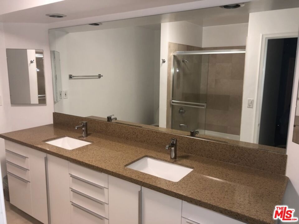 Residential Lease for rent at 9297 BURTON Way 3, Beverly Hills CA featuring 3 beds and 2 baths