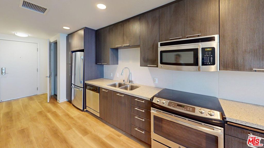 Residential Lease for rent at 707 E Ocean Boulevard PH1704, Long Beach CA featuring 2 beds and 3 baths