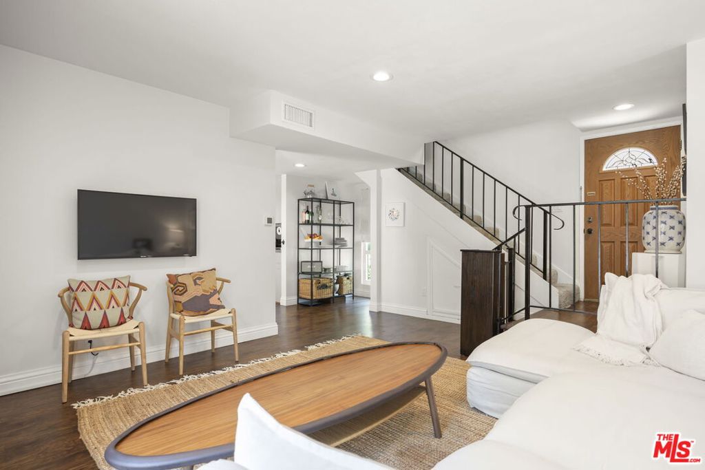 Residential Lease for rent at 27462 Country Glen Road, Agoura Hills CA featuring 2 beds and 2 baths