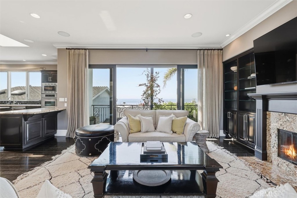 Residential Lease for rent at 633 12th Street, Manhattan Beach CA featuring 5 beds and 6 baths