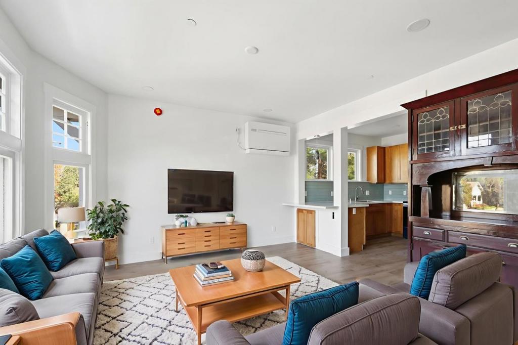 Residential for sale at 140 E Reed Street 3, San Jose CA featuring 2 beds and 1 bath