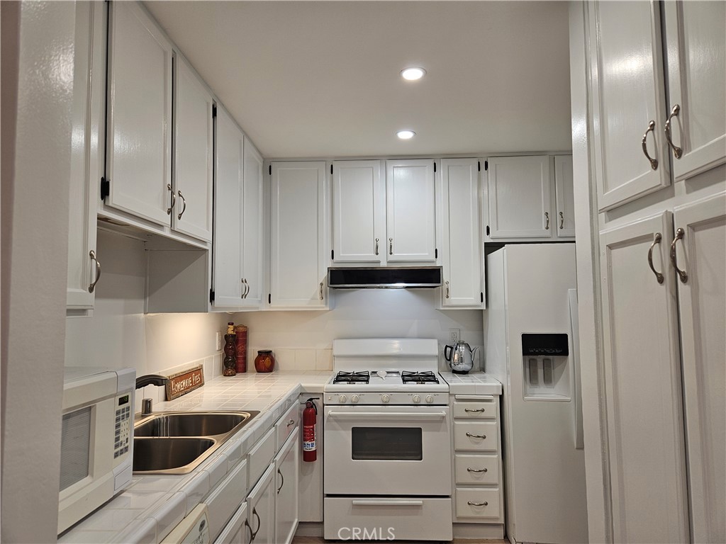 Residential for sale at 6509 Twin Circle 7, Simi Valley CA featuring 2 beds and 2 baths