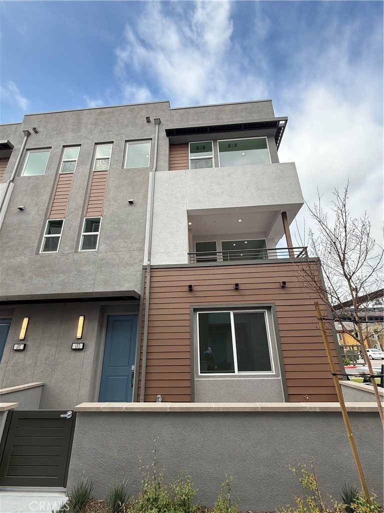 Residential Lease for rent at 693 S Lyon Street, Santa Ana CA featuring 4 beds and 4 baths