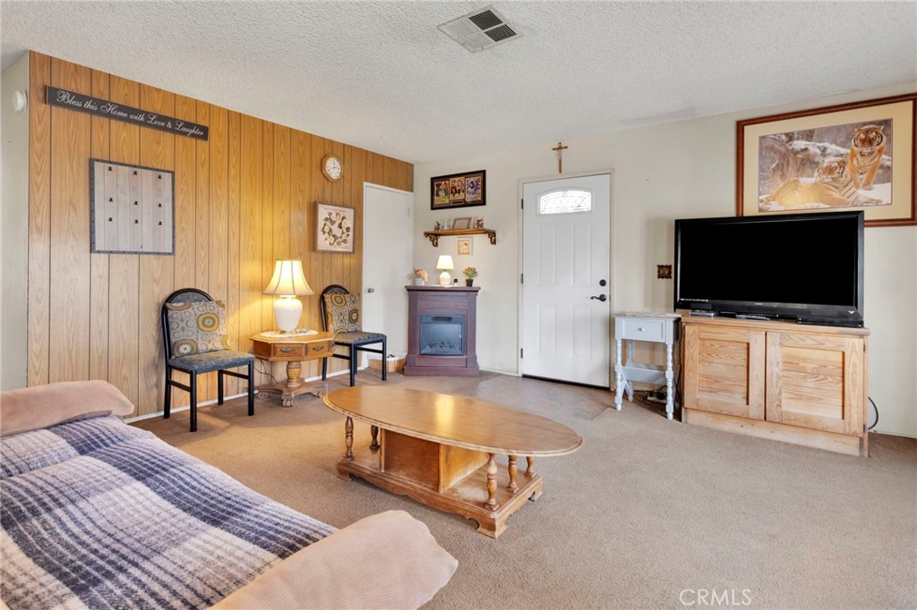 Residential for sale at 11121 Oakwood, Hesperia CA featuring 2 beds and 1 bath