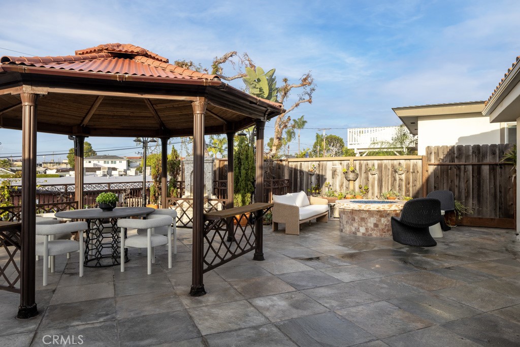 Residential for sale at 401 Holmwood, Newport Beach CA featuring 2 beds and 3 baths