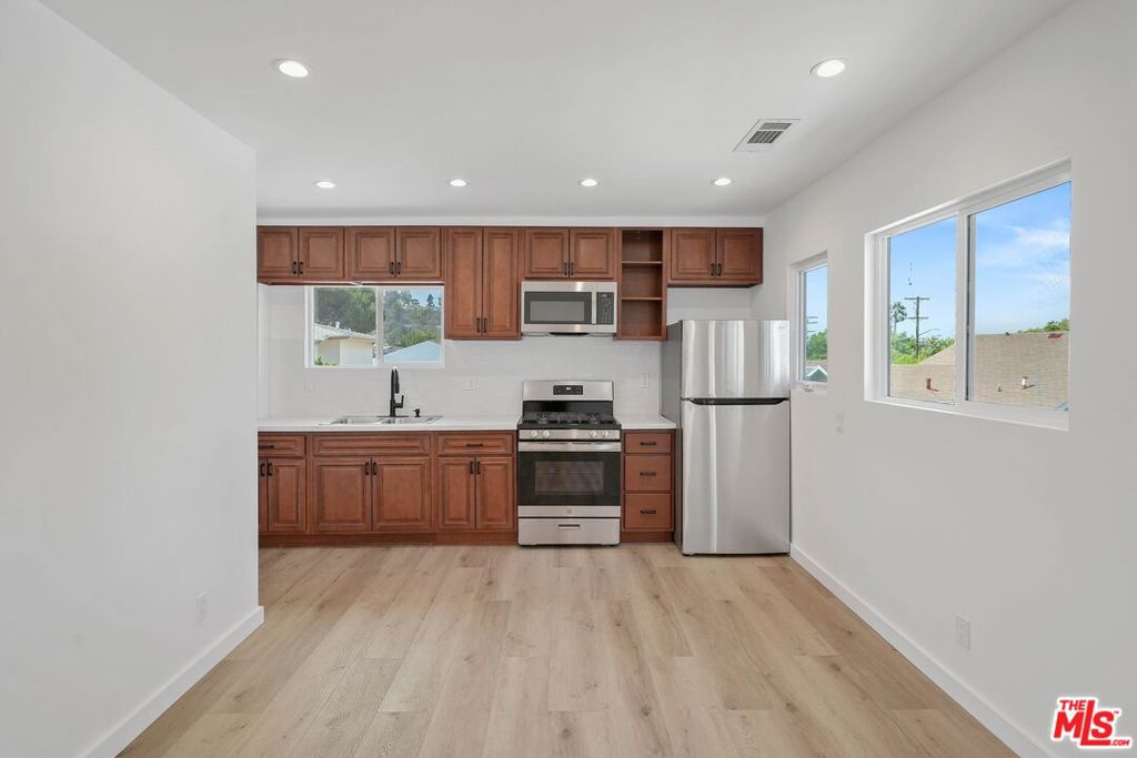 Residential Lease for rent at 510 E Palmer Avenue, Glendale CA featuring 3 beds and 1 bath