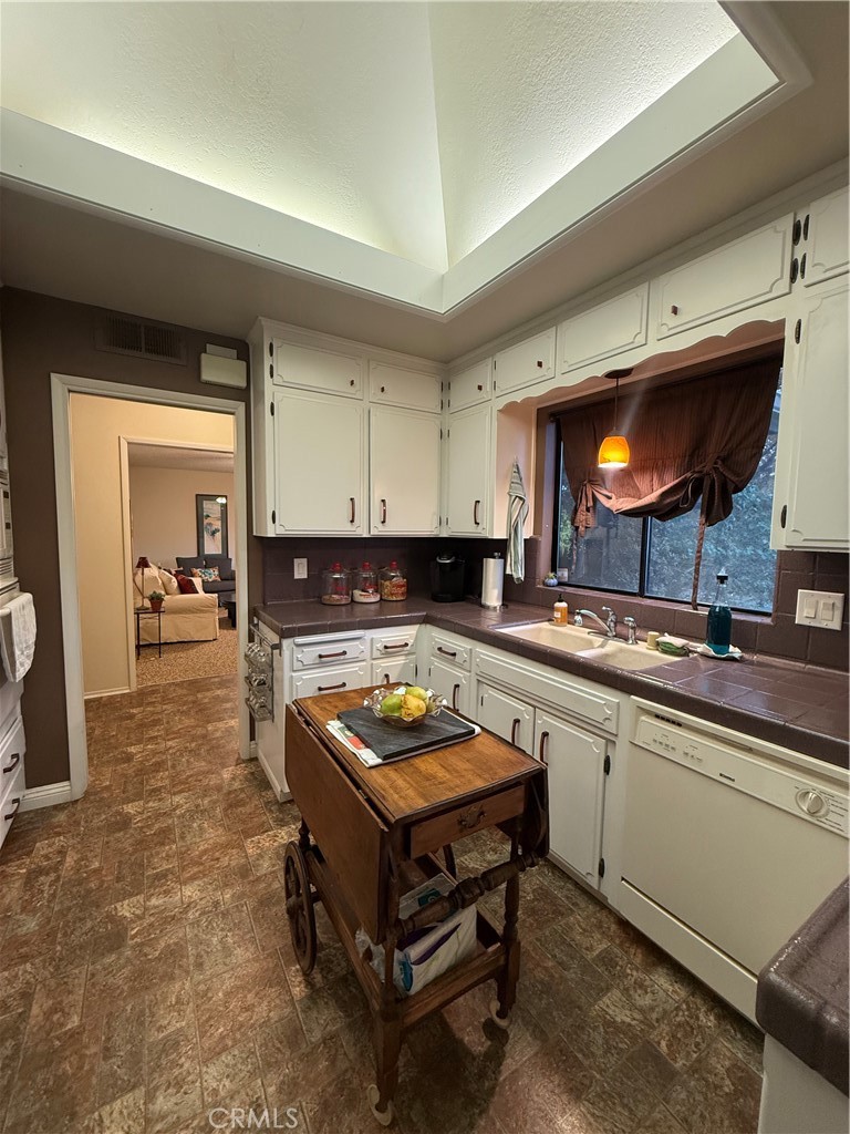 Residential for sale at 6380 N 5th St, Fresno CA featuring 3 beds and 2 baths