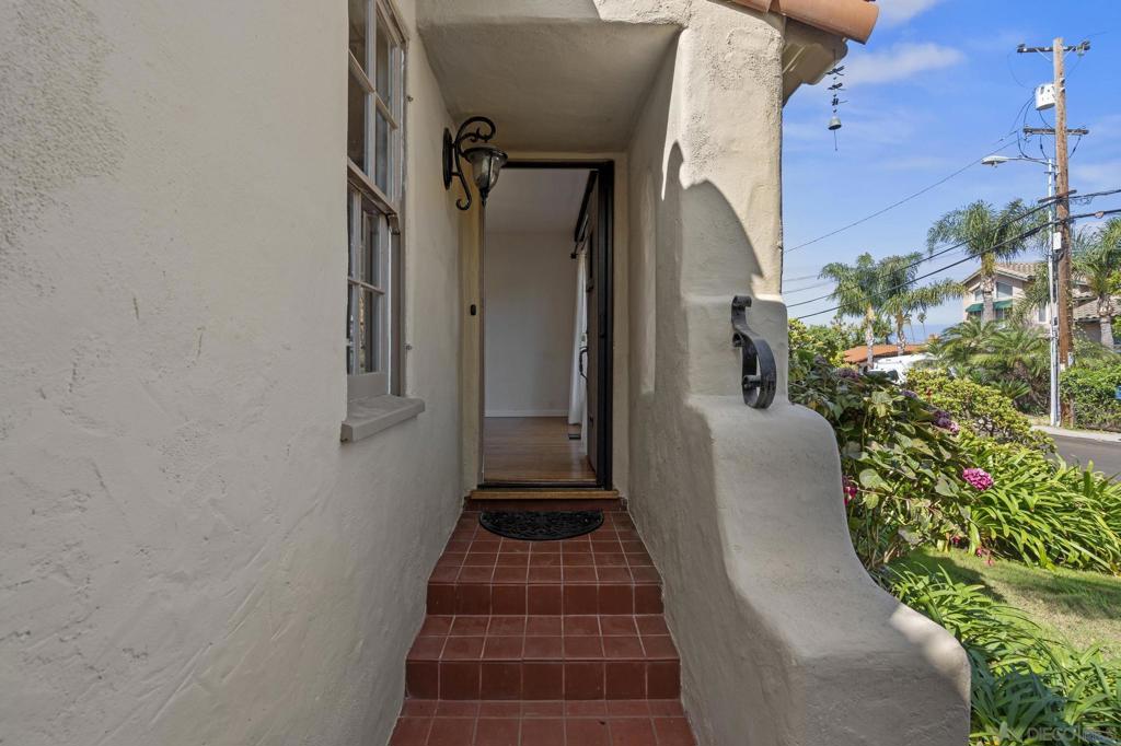 Residential for sale at 607 Arenas, La Jolla CA featuring 2 beds and 1 bath