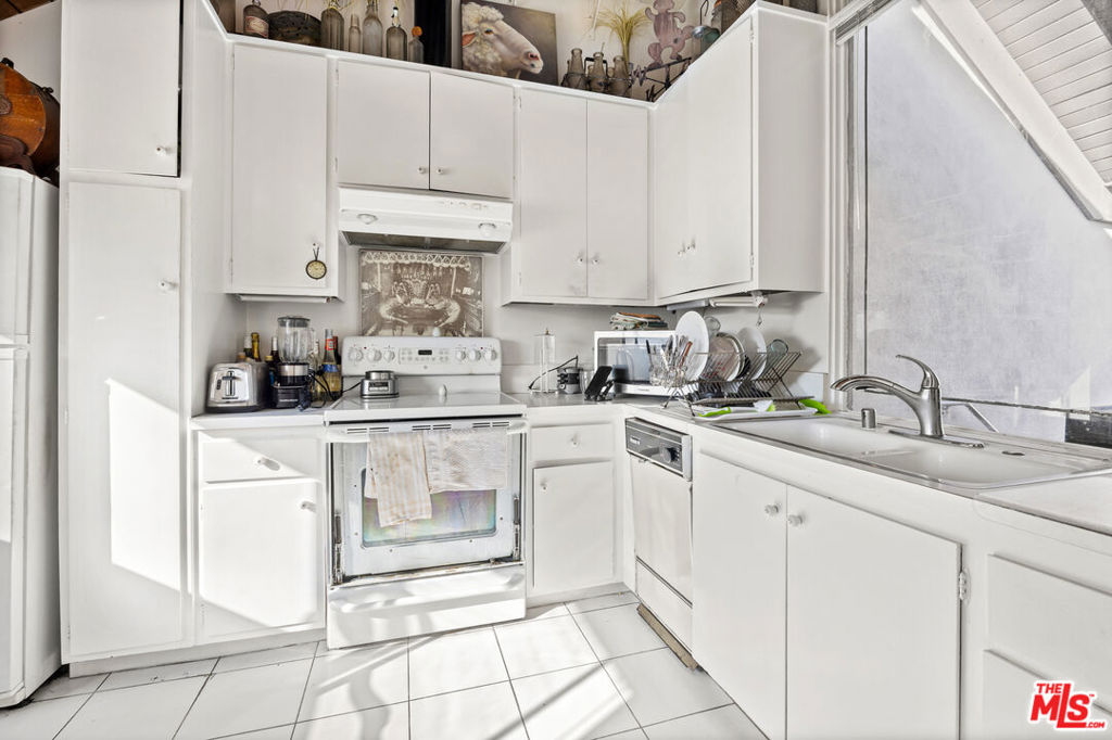 Residential for sale at 10396 Almayo Avenue 5, Los Angeles CA featuring 3 beds and 2 baths