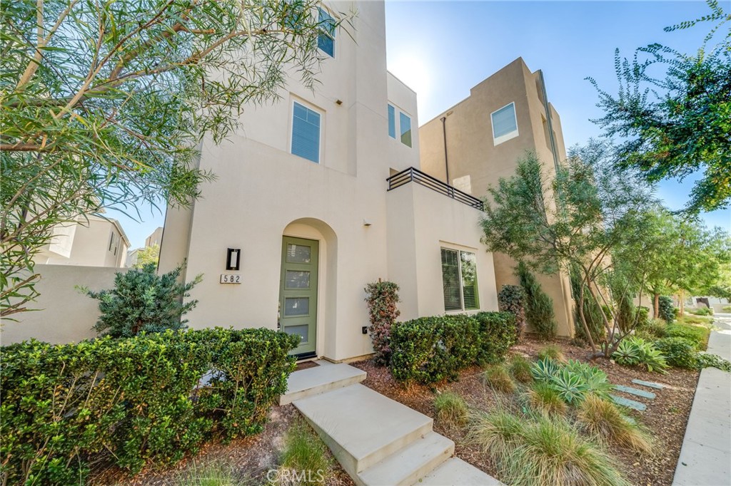 Residential Lease for rent at 582 Cultivate, Irvine CA featuring 4 beds and 4 baths