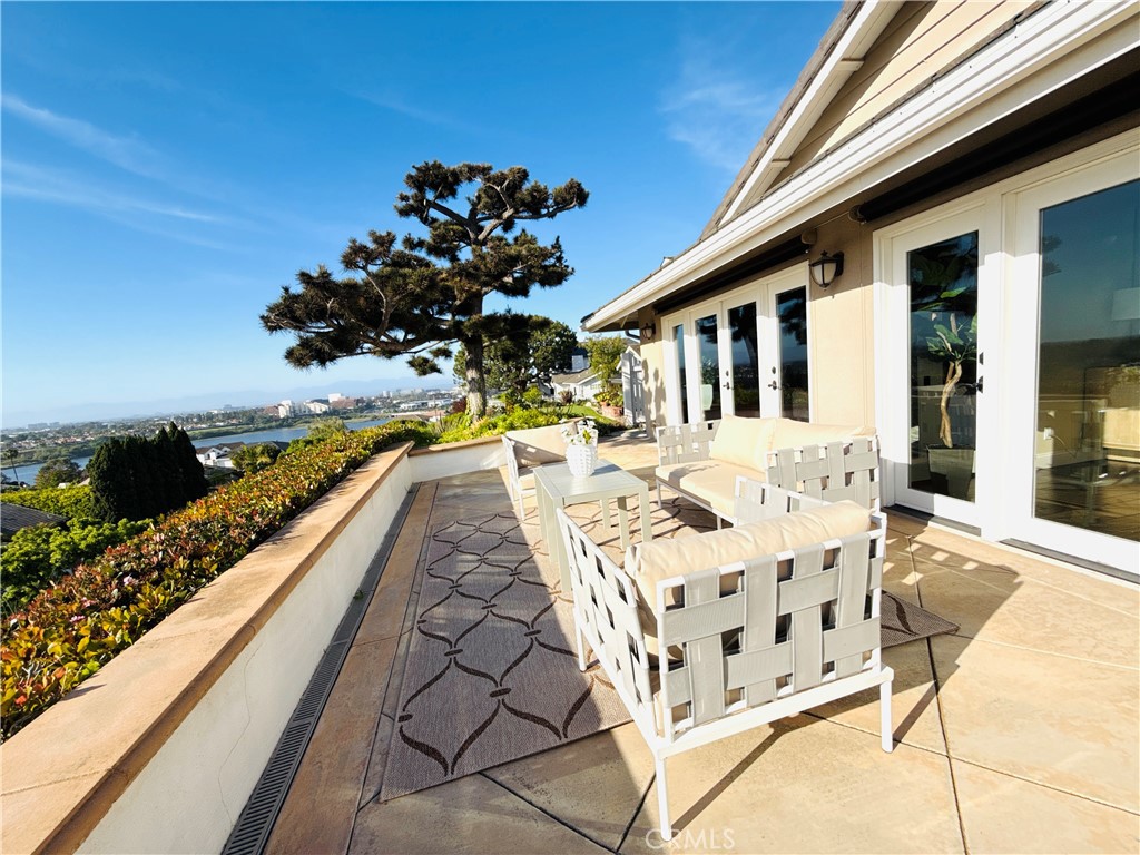 Residential Lease for rent at 2839 Carob Street, Newport Beach CA featuring 3 beds and 4 baths