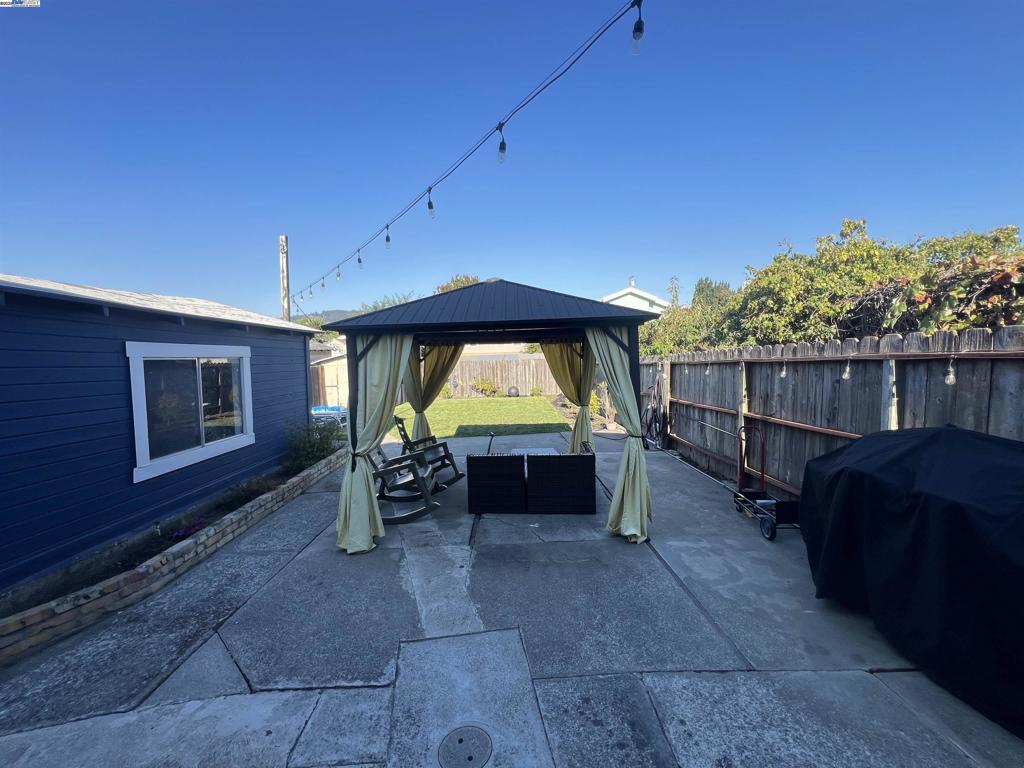 Residential Lease for rent at 3720 Lyon Ave, Oakland CA featuring 2 beds and 1 bath