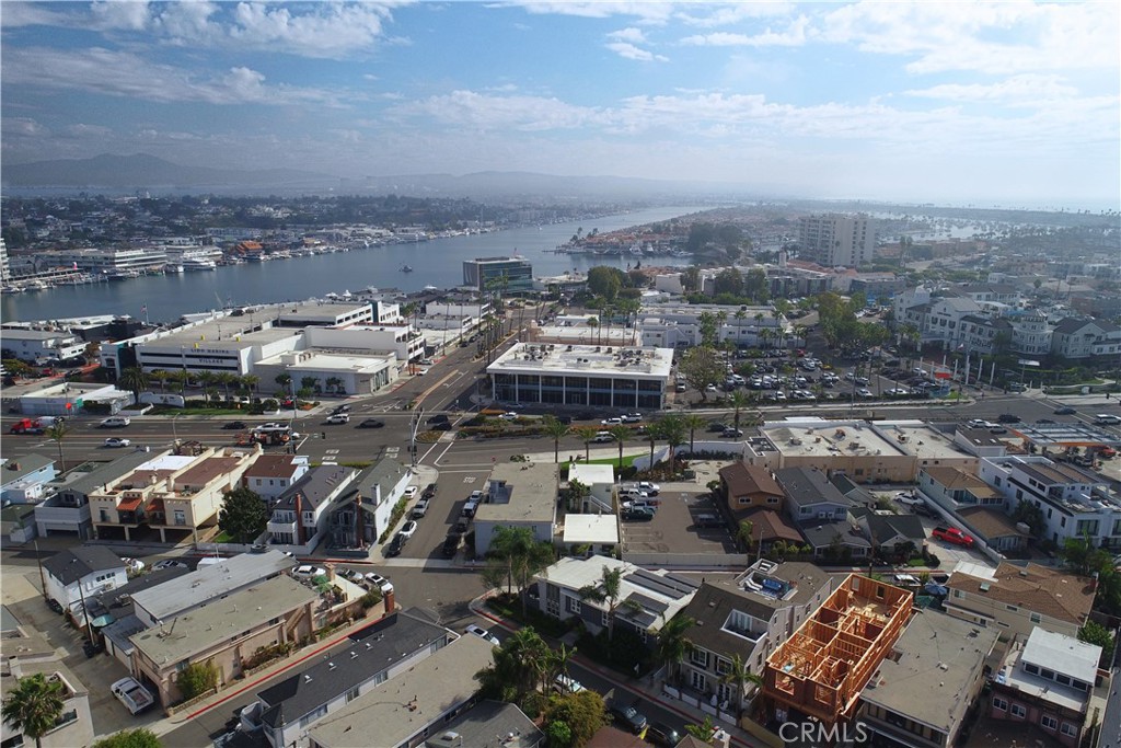 Residential Lease for rent at 522 Clubhouse Avenue 1/2, Newport Beach CA featuring 1 bed and 1 bath