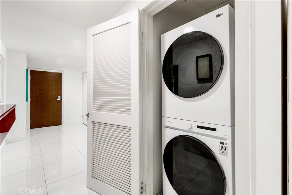 Residential Lease for rent at 400 W Ocean Boulevard 2004, Long Beach CA featuring 2 beds and 2 baths