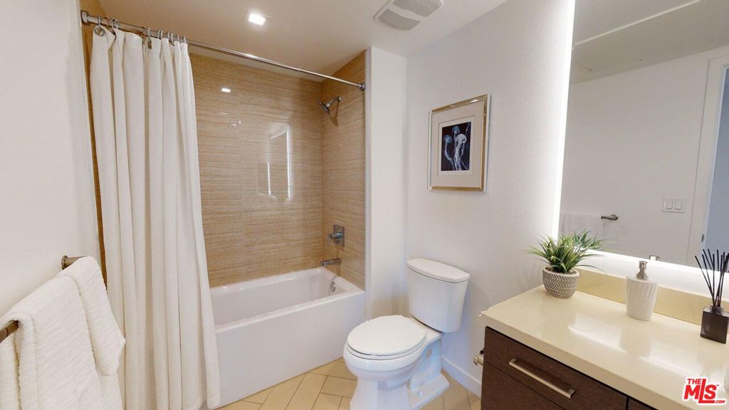 Residential Lease for rent at 3425 W OLIVE Avenue 306, Burbank CA featuring 2 beds and 2 baths