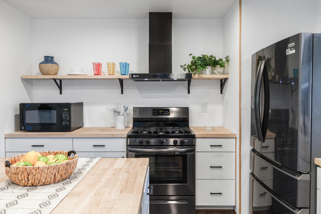 Manufactured In Park for sale at 147 Vista De Oeste, Palm Springs CA featuring 2 beds and 2 baths