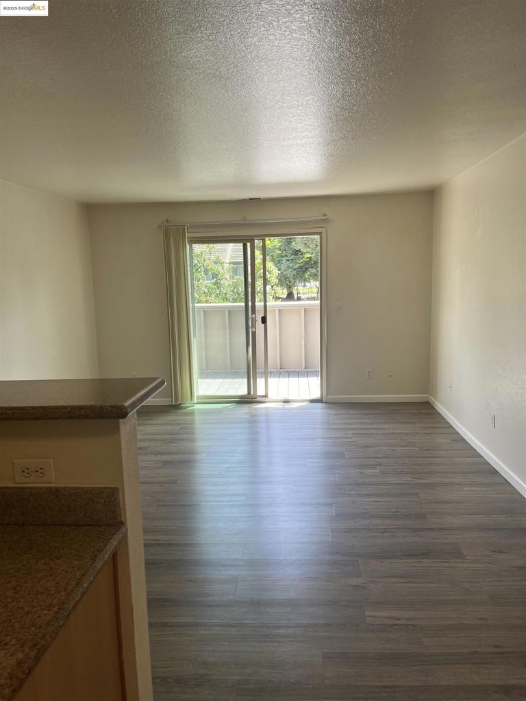 Residential Lease for rent at 2207 Lakeview Cir, Pittsburg CA featuring 2 beds and 1 bath