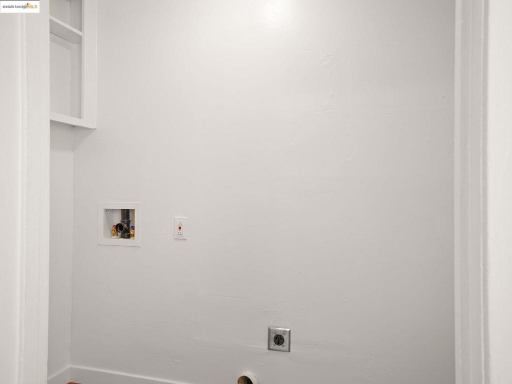 Residential Lease for rent at 1274 Terra Avenue, San Leandro CA featuring 2 beds and 1 bath