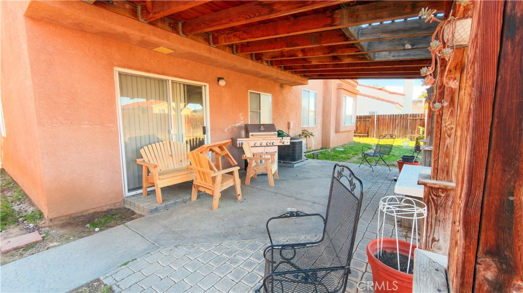 Residential for sale at 3723 Hollowglen, Palmdale CA featuring 3 beds and 3 baths