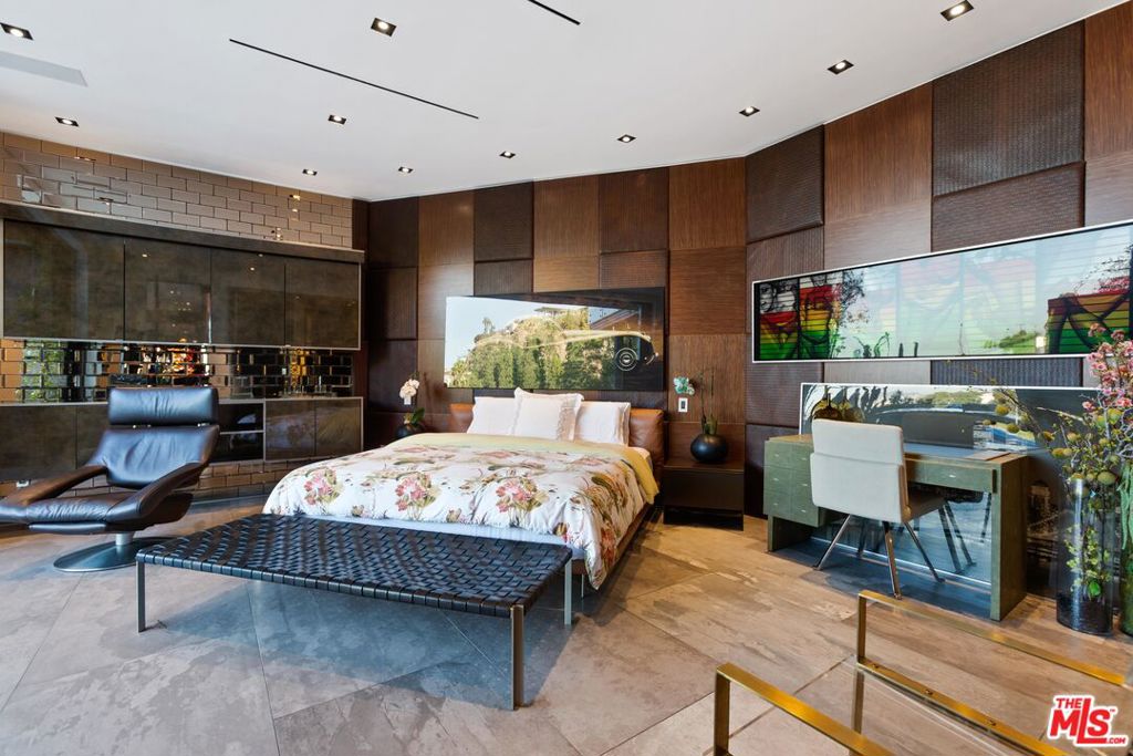 Residential Lease for rent at 8356 SUNSET VIEW Drive, Los Angeles CA featuring 5 beds and 6 baths