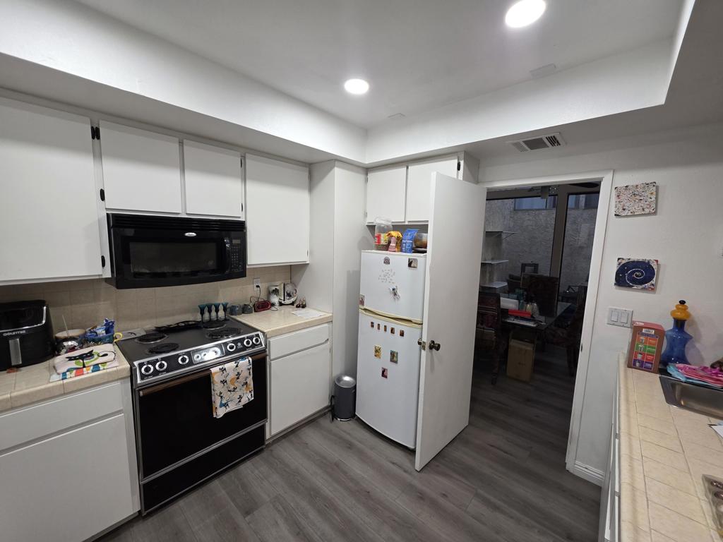 Residential for sale at 464 E Calle Begonia, Palm Springs CA featuring 3 beds and 2 baths