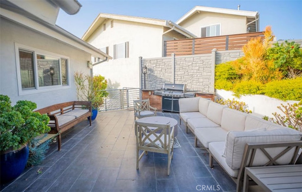 Residential Lease for rent at 986 Oriole, Laguna Beach CA featuring 3 beds and 3 baths
